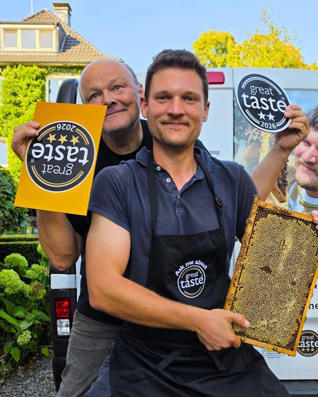 Siegerfoto mit Auszeichnung und Honigwabe zu Great Taste 2026 3 Sterne