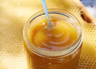 Echter Honig im Glas auf Honigwabe - So erkennst du echten Honig und unterscheidest ihn von Fakehonig