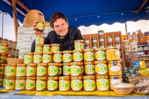 Sebastian Lange am Honigstand der Imkerei Lange auf dem Dortmunder Wochenmarkt